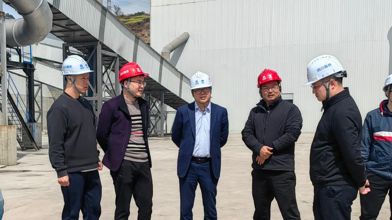 蜀道集團(tuán)土礦部部長(zhǎng)喬勝俊一行赴交建材料公司青川縣建峰灰?guī)r礦項(xiàng)目部調(diào)研