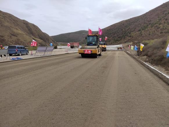 交建路面公司兩項科研課題成功落地，助力久馬高速試驗段高質量攤鋪