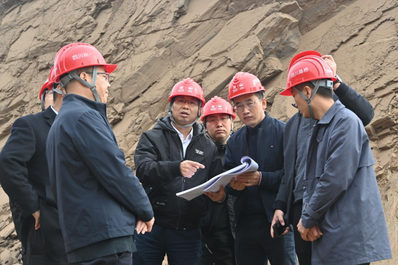 交建集團總工程師于志兵一行赴青川建峰灰巖礦項目檢查安全生產工作
