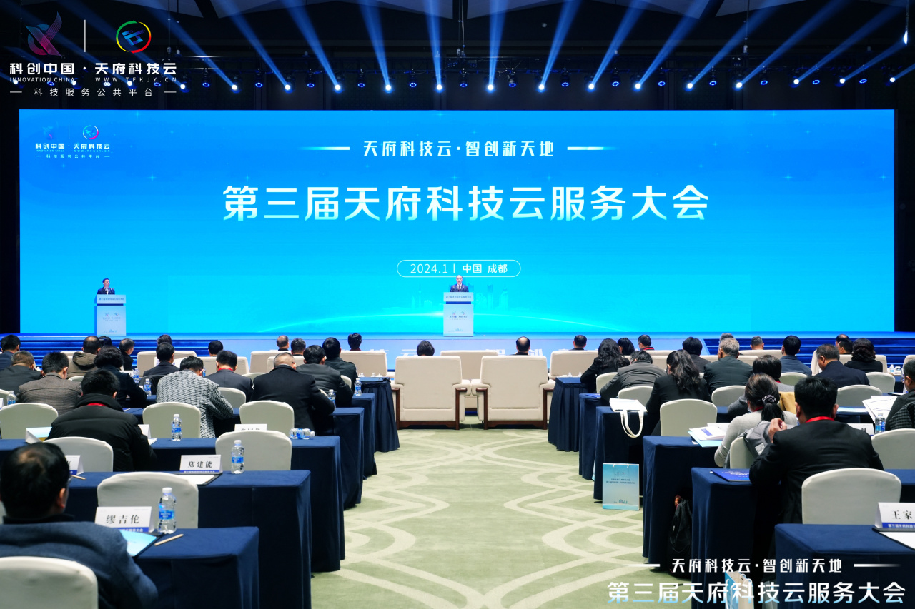 交建集團路面公司籌備組“全降解養生膜”參展第三屆天府科技科創會