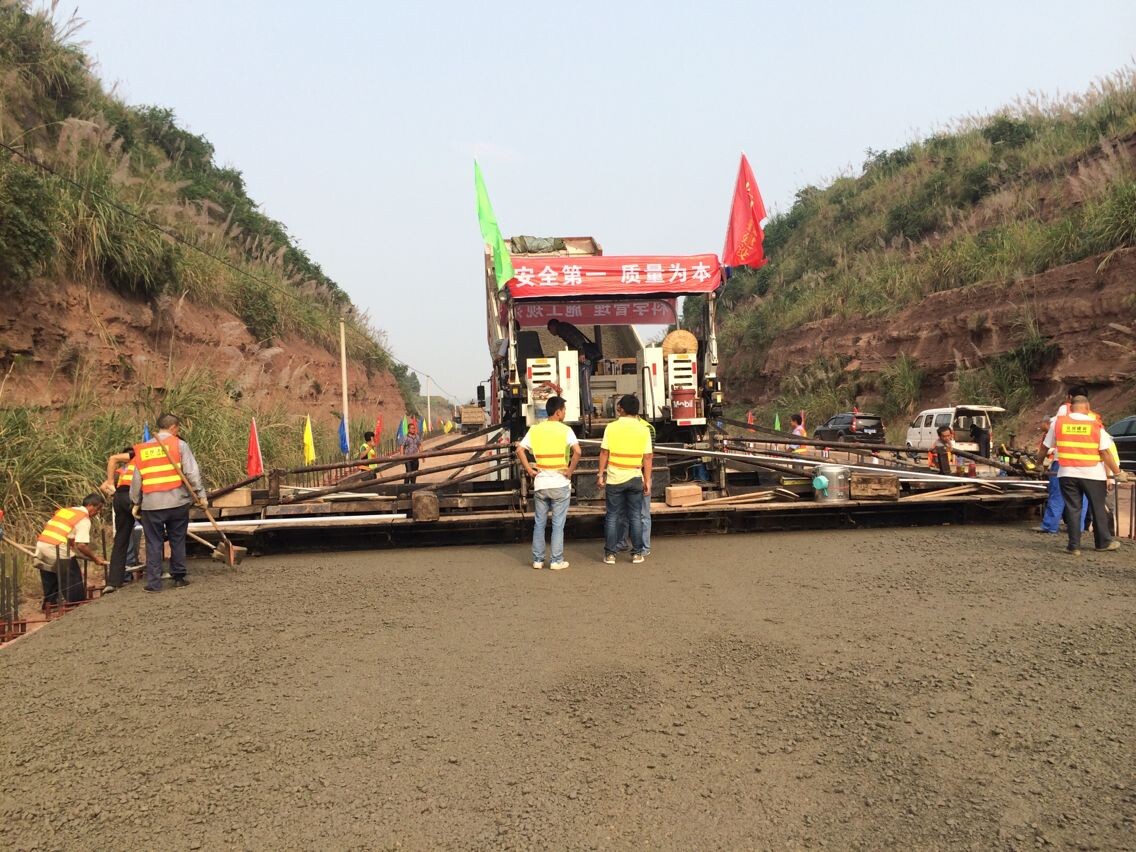遂西高速公路SX1-LM1項目分部水泥穩定碎石底基層試驗段成功鋪筑