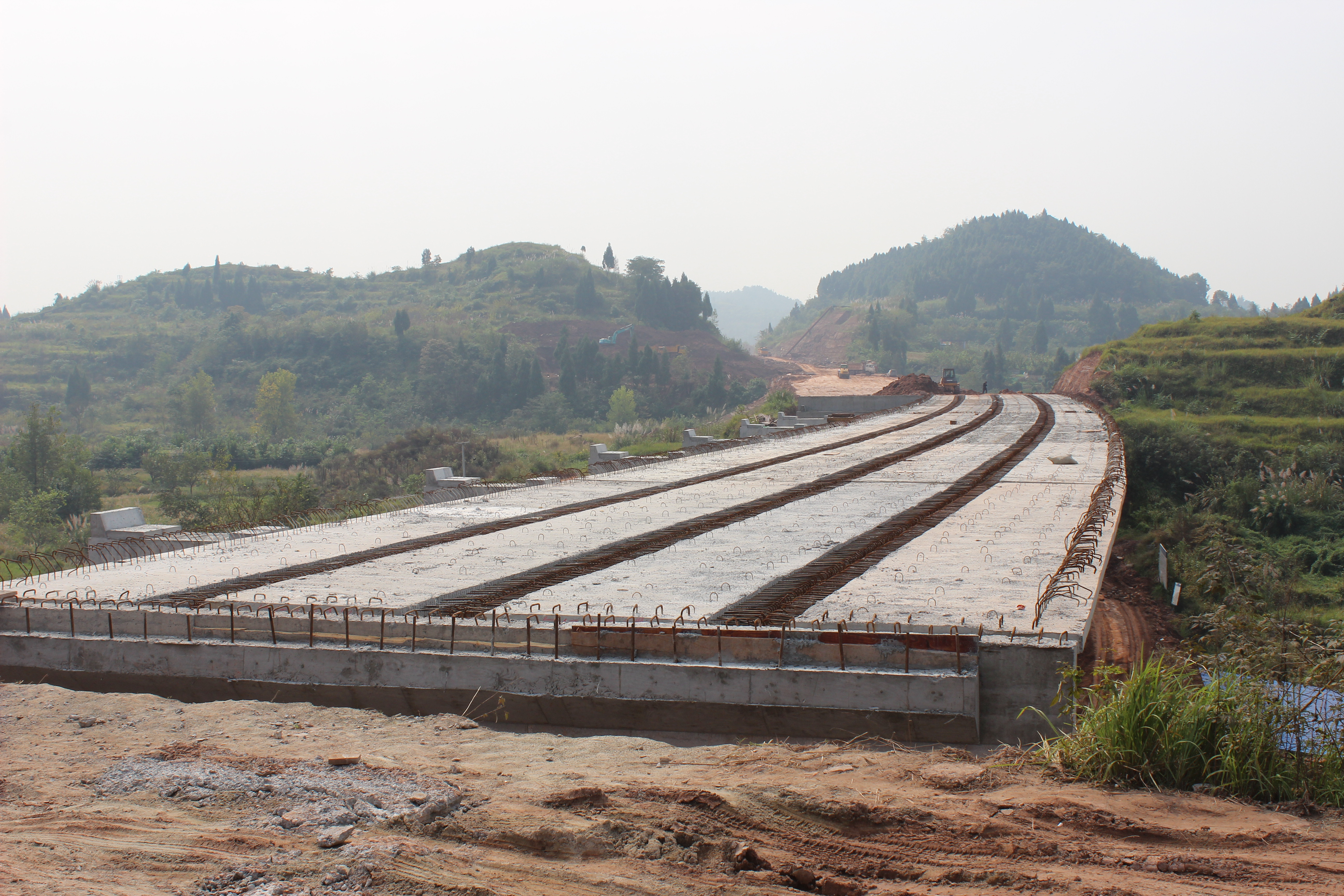 路面工程分公司遂廣遂西高速公路路基參建項目成功實現半幅貫通