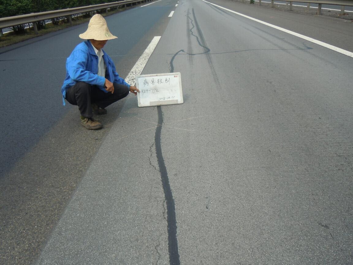 遂渝高速公路路面抗滑性能專項整治工程路面病害挖補及罩面完工