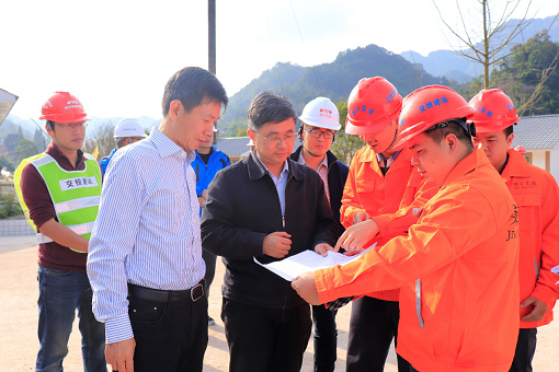 集團公司董事黃斌一行赴公司路面分公司承建仁沐公路LJ22標段施工現場調研指導工作