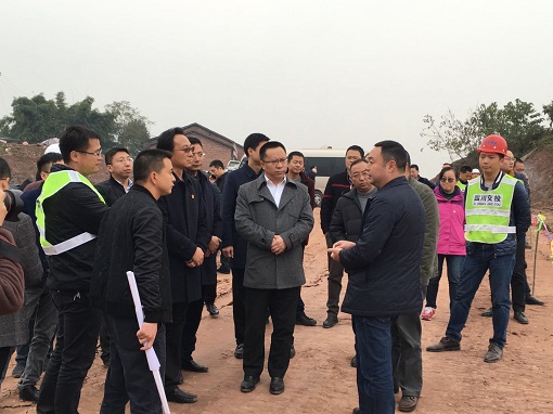 大竹縣縣委書記何洪波一行赴公司交綠分公司承建G65包茂高速大竹南互通匝道工程調研指導工作