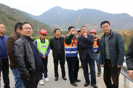 涼山州副州長朱學雷一行赴公司養護分公司承建瀘黃高速公路加寬改造工程現場調研指導工作