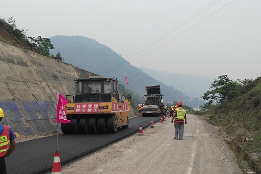 向家壩、溪洛渡項目屏山S307省道下面層試驗路成功鋪筑