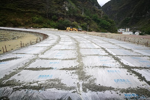 雅康高速LM3項目成功鋪筑基層試驗路