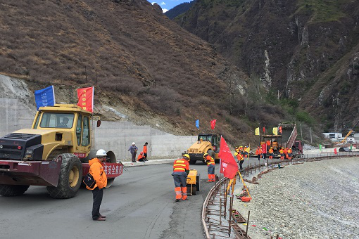 雅康高速LM3合同段順利完成墊層、底基層試驗路鋪筑