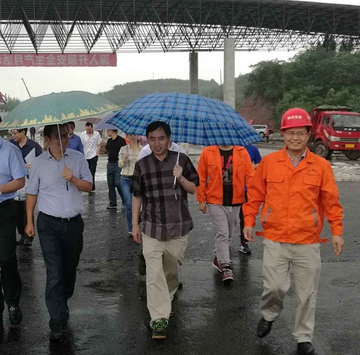 省交通運輸廳黨組成員、紀檢組組長杜世相一行赴建設公司承建資陽城南大道項目現場調研指導工作