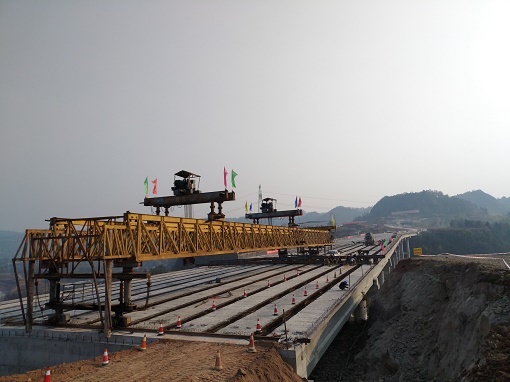 公司市政分公司承建巴中恩陽機場快速通道三叉溝大橋梁體架設完成